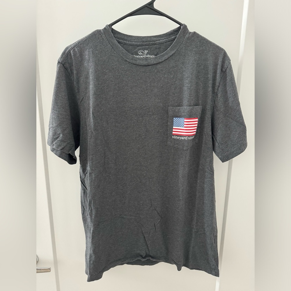 Vineyard Vines T-Shirt, Color: Black, Medium Size, 100% Cotton, Design.